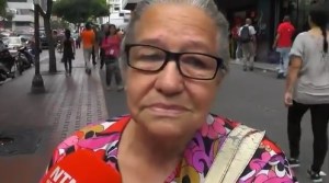 ¡Solo lágrimas! El mensaje de una abuelita para Maduro (Video)