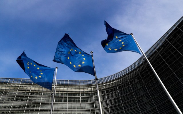 Banderas de la Unión Europea ondean fuera de la sede de la Comisión de la UE en Bruselas, Bélgica