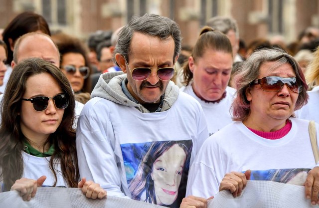 Angelique's mother, father and sister Anais, take part in a march in Wambrechies, northern France, on May 1, 2018, in tribute to Angelique, a 13-year-old girl who was killed and raped on April 25. The body of Angelique, who had disappeared since April 25, was found in the night from April 28 to April 29 in the countryside in Quesnoy-sur-Deule, northern France. David Ramault, 45 years old, who confessed the crime, was arrested in the night from April 30 to May 1 for kidnapping, rape and murder on minor under 15 years / AFP PHOTO / PHILIPPE HUGUEN