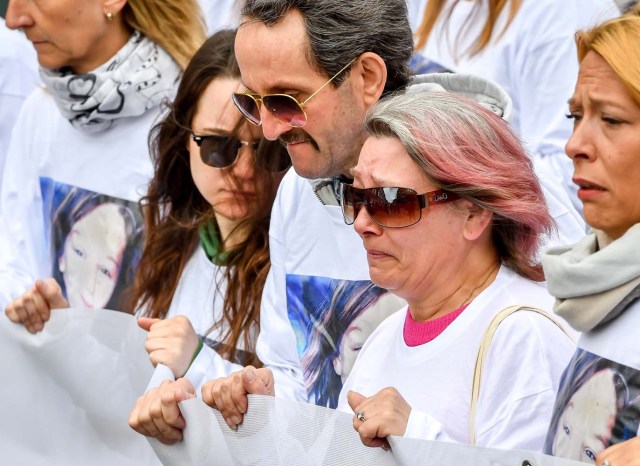 Angelique's mother (2ndR), father (C) and sister Anais (L), take part in a march in Wambrechies, northern France, on May 1, 2018, in tribute to Angelique, a 13-year-old girl who was killed and raped on April 25. The body of Angelique, who had disappeared since April 25, was found in the night from April 28 to April 29 in the countryside in Quesnoy-sur-Deule, northern France. David Ramault, 45 years old, who confessed the crime, was arrested in the night from April 30 to May 1 for kidnapping, rape and murder on minor under 15 years / AFP PHOTO / PHILIPPE HUGUEN