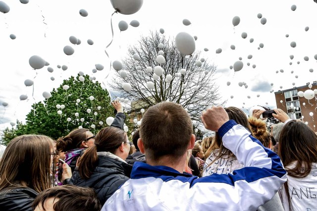Hundreds of people release white balloons as they take part in a march in Wambrechies, northern France, on May 1, 2018, in tribute to Angelique, a 13-year-old girl who was killed and raped on April 25.  The body of Angelique, who had disappeared since April 25, was found in the night from April 28 to April 29 in the countryside in Quesnoy-sur-Deule, northern France. David Ramault, 45 years old, who confessed the crime, was arrested in the night from April 30 to May 1 for kidnapping, rape and murder on minor under 15 years. / AFP PHOTO / PHILIPPE HUGUEN