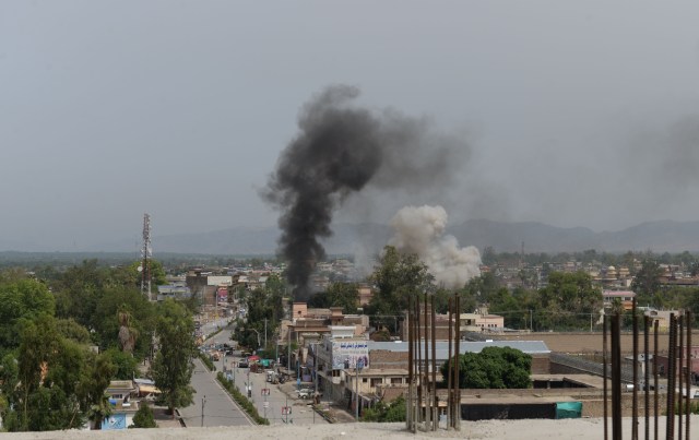  El humo se eleva desde un edificio durante un ataque en curso entre la fuerza de seguridad afgana y los atacantes suicidas en un edificio del gobierno en Jalalabad el 13 de mayo de 2018. Al menos nueve personas murieron cuando los militantes detonaron bombas y asaltaron un edificio del gobierno el 13 de mayo en un asalto en curso en la ciudad afgana oriental de Jalalabad, dijeron las autoridades, lo que subraya el deterioro de la seguridad en el país. NOORULLAH SHIRZADA / AFP 