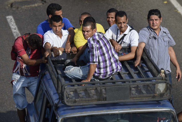 Venezolanos deben transportarse en camiones "como burros o vacas" en Maracaibo, Venezuela por falta de transporte público / AFP PHOTO / Federico PARRA