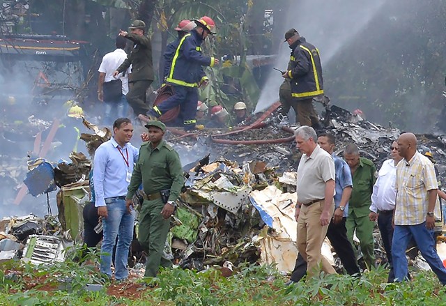 El presidente cubano Miguel Díaz-Canel (2-R, en color caqui) aparece en el lugar del accidente después de que un avión de Cubana de Aviación se estrelló después de despegar del aeropuerto José Martí de La Habana el 18 de mayo de 2018. Un avión de pasajeros de las vías aéreas cubanas con 104 pasajeros a bordo se estrelló poco después de despegar del aeropuerto de La Habana, informaron los medios estatales. El Boeing 737 operado por Cubana de Aviación se estrelló "cerca del aeropuerto internacional", informó la agencia estatal Prensa Latina. Fuentes del aeropuerto dijeron que el avión se dirigía desde la capital hacia la ciudad oriental de Holguín.   / AFP PHOTO / Adalberto ROQUE