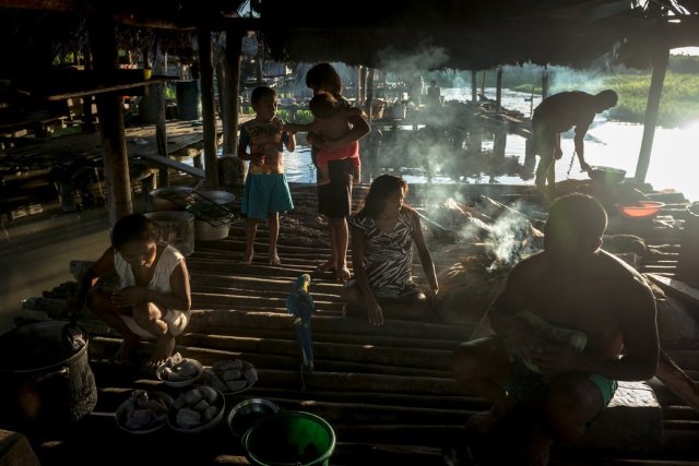 La familia del líder de la aldea, Ramón Quintín, preparando la cena en Jobure de Guayo Credit Meridith Kohut para The New York Times