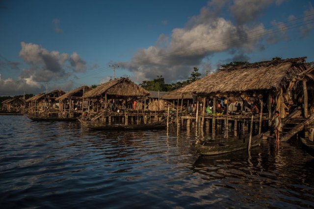 Las familias de los indígenas waraos normalmente viven en cabañas construidas sobre pilotes llamadas palafitos. Credit Meridith Kohut para The New York Times