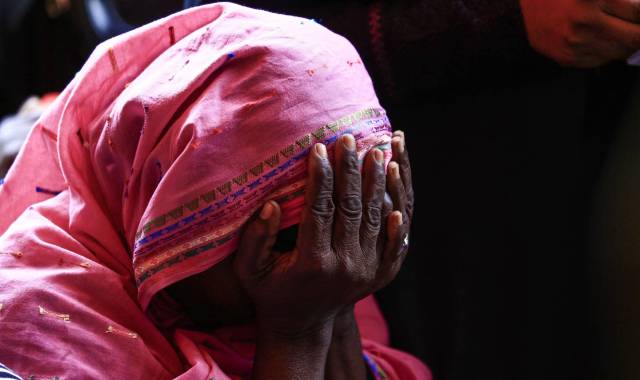 Una mujer sudanesa se tapa la cara con las manos, en una imagen de archivo | FOTO: AFP | ASHRAF SHAZLY