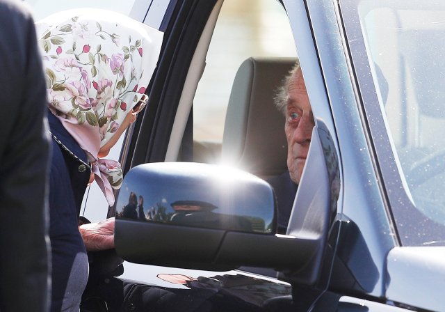 La Reina Isabel de Inglaterra habla con el Príncipe Felipe en el Royal Windsor Horse Show, en Windsor, el 11 de mayo de 2018. REUTERS / Peter Nicholls