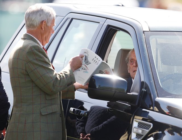 La Reina Isabel de Inglaterra habla con el Príncipe Felipe en el Royal Windsor Horse Show, en Windsor, el 11 de mayo de 2018. REUTERS / Peter Nicholls
