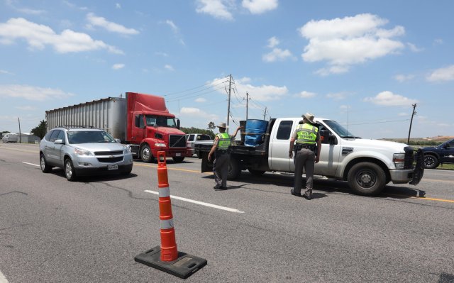  Lloramos por la terrible pérdida de vidas y enviamos nuestro apoyo y amor a todos los afectados por este horrible ataque en Texas. Para los estudiantes, las familias, los maestros y el personal de Santa Fe High School, estamos con ustedes en esta hora trágica, y estaremos con ustedes para siempre ...