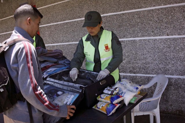 A Venezuelan National Guard inspects the luggage of a man at the customs in San Antonio del Tachira, Venezuela May 16, 2018. Picture taken May 16, 2018. REUTERS/Carlos Eduardo Ramirez