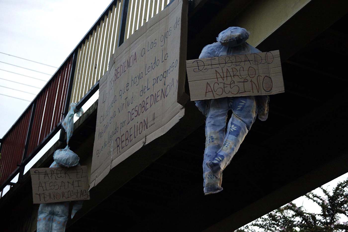 Los monigotes que aparecieron colgando de un puente en San Cristóbal (fotos)
