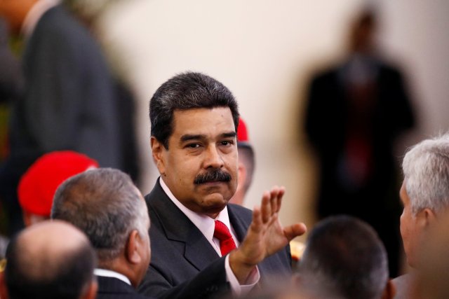 El presidente reelecto de Venezuela, Nicolás Maduro, hace un gesto cuando se va después de recibir un certificado que lo confirma como ganador de las elecciones del domingo, en el Consejo Nacional Electoral (CNE) en Caracas, Venezuela el 22 de mayo de 2018. REUTERS / Marco Bello