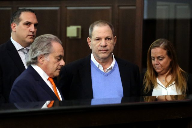 El productor de cine Harvey Weinstein se encuentra con su abogado Benjamin Brafman (L) dentro del Tribunal Penal de Manhattan durante su comparecencia en Manhattan en Nueva York, EE.UU., el 25 de mayo de 2018. Jefferson Siegel / Pool vía REUTERS