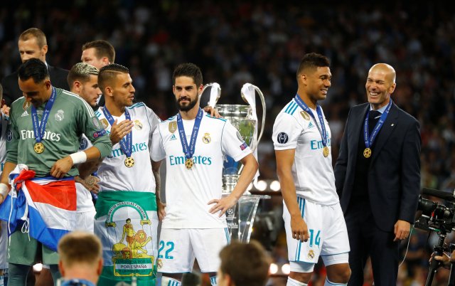 Soccer Football - Champions League Final - Real Madrid v Liverpool - NSC Olympic Stadium, Kiev, Ukraine - May 26, 2018   Real Madrid coach Zinedine Zidane, Casemiro and team mates before lifting the trophy                                REUTERS/Kai Pfaffenbach