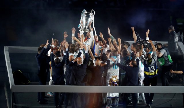 Soccer Football - Real Madrid celebrate winning the Champions League Final - Santiago Bernabeu, Madrid, Spain - May 27, 2018   Real Madrid players celebrate with the trophy during the victory celebrations   REUTERS/Javier Barbancho
