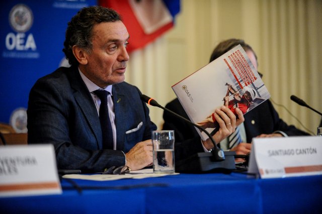 Manuel Ventura Robles y Santiago Cantón participan en la conferencia de prensa de la Organización de Estados Americanos (OEA) con un panel de expertos internacionales independientes que presentarán sus conclusiones y recomendaciones sobre "si se han cometido crímenes de lesa humanidad en Venezuela", en Washington, EE. UU. 29 de mayo de 2018. REUTERS / Mary F. Calvert 