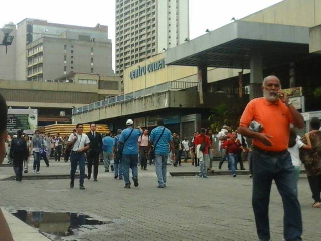 Debido al cierre de la estación de Chacaíto, ciudadanos decidieron caminar hacia este y oeste de la capital a pie | Foto: Juan Peraza