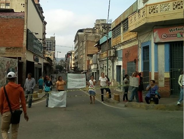 Vecinos de Altagracia protestan por falta de los servicios de agua y luz | FOTO: @NailuParra