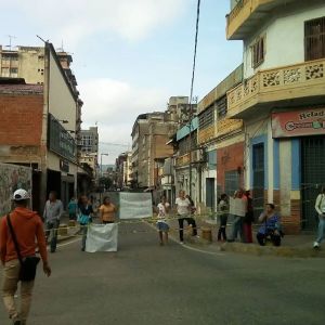 Vecinos trancan calles en el centro de Caracas por falta de agua y luz #8May