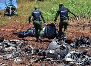 Investigadores cubanos reúnen piezas de avión accidentado y buscan caja negra (Fotos)