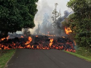 Aterradoras imágenes de un río de lava del volcán Kilauea que se traga un carro en minutos