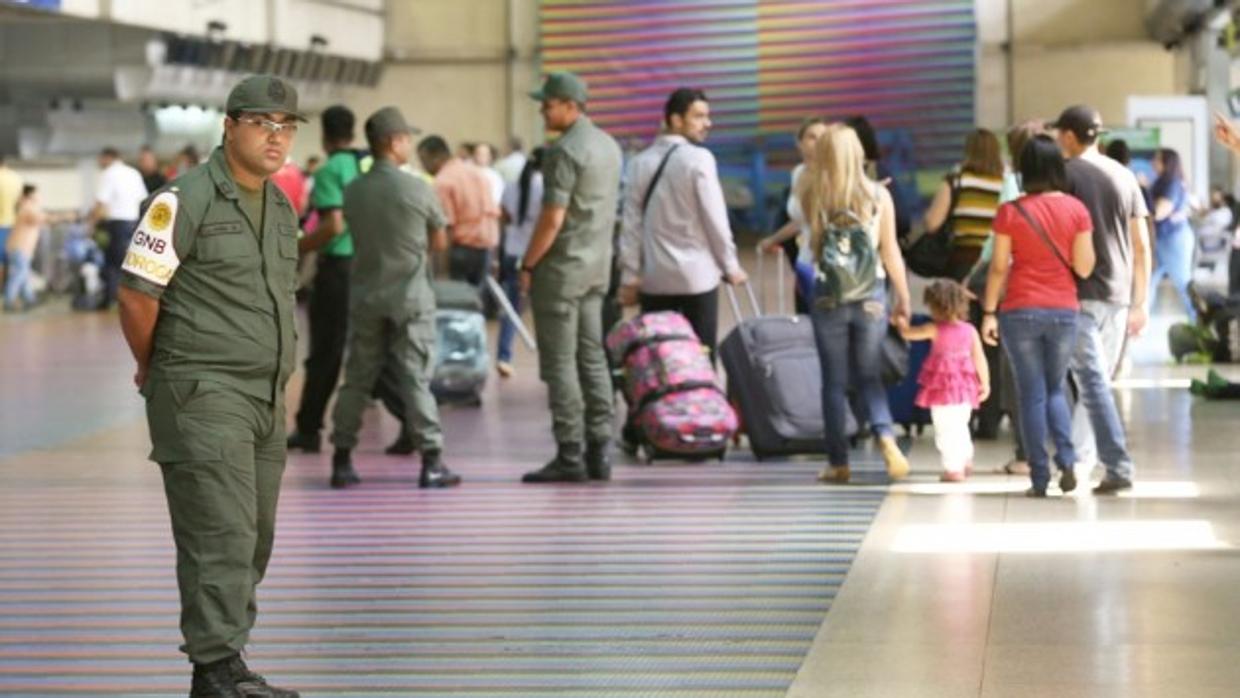Mafia de los militares extorsiona a los venezolanos en el aeropuerto internacional de Maiquetía