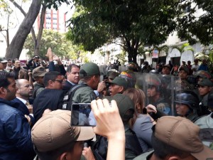 La SIP condena la agresión a periodistas y diputados opositores