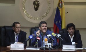 Guzmán: Gobierno ataca a banca privada para apropiarse de los ingresos por remesas familiares