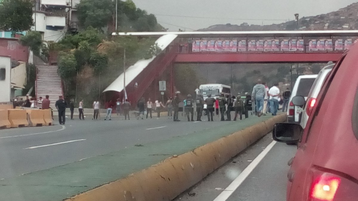 Vecinos del barrio El Limón trancan la autopista Caracas-La Guaira #1May (fotos y video)