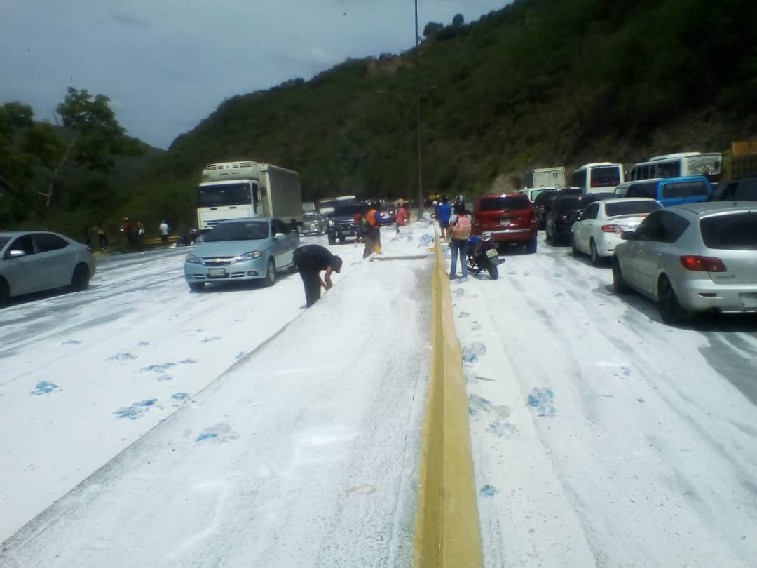 Saquearon camión de sal que se volcó en la GMA este #23May (Fotos)