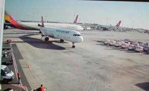 Momento en el que un avión de pasajeros golpea la cola de un A321 en el aeropuerto de Estambul (Video)