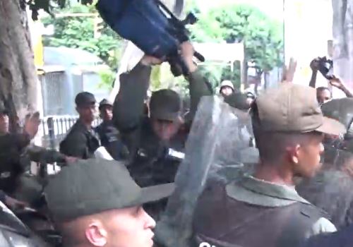 EN VIDEO: El Coronel Lugo fuera de sus cabales… destruyendo la cámara de Venevisión