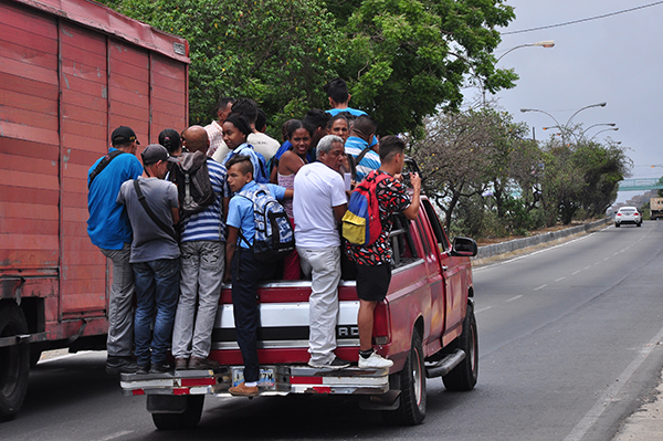 Estudiantes pierden hasta 20 horas semanales de clase por caos del transporte en Vargas