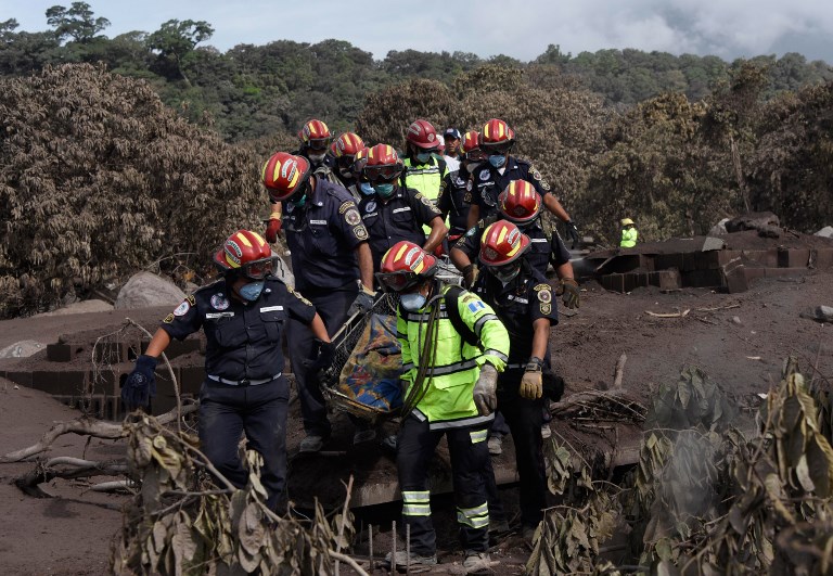 Suspenden rescates por mal clima en Guatemala tras erupción de volcán Fuego