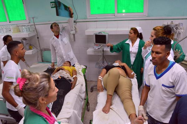 Lesionados reciben atención médica luego del accidente de tránsito, ocurrido en la carretera hacia el municipio de Manzanillo, a 10 kms. de la ciudad de Bayamo, en la provincia Granma, Cuba, el 11 de junio de 2018.      ACN  FOTO/ Armando Ernesto CONTRERAS TAMAYO/ rrcc