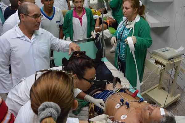El Dr. Leonel Palacio Ojeda (I), cirujano y director del Hospital Provincial Carlos Manuel de Céspedes, atiende personalmente a los lesionados del accidente de tránsito, ocurrido en la carretera hacia el municipio de Manzanillo, a 10 kms. de la ciudad de Bayamo, en la provincia Granma, Cuba, el 11 de junio de 2018.      ACN  FOTO/ Armando Ernesto CONTRERAS TAMAYO/ rrcc