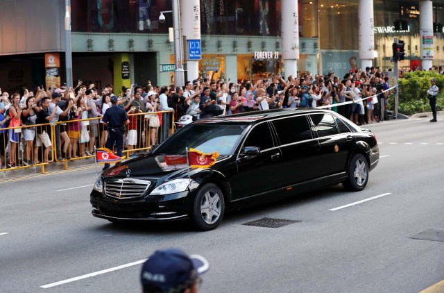 El vehículo que transporta al líder norcoreano Kim Jong Un hace su camino hacia el Istana en Singapur el 10 de junio de 2018. REUTERS / Tyrone Siu
