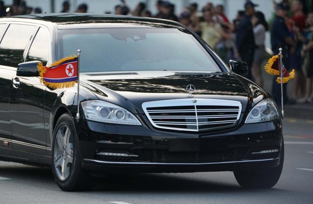 El vehículo que transporta al líder norcoreano Kim Jong Un hace su camino hacia el Istana en Singapur el 10 de junio de 2018. REUTERS / Tyrone Siu