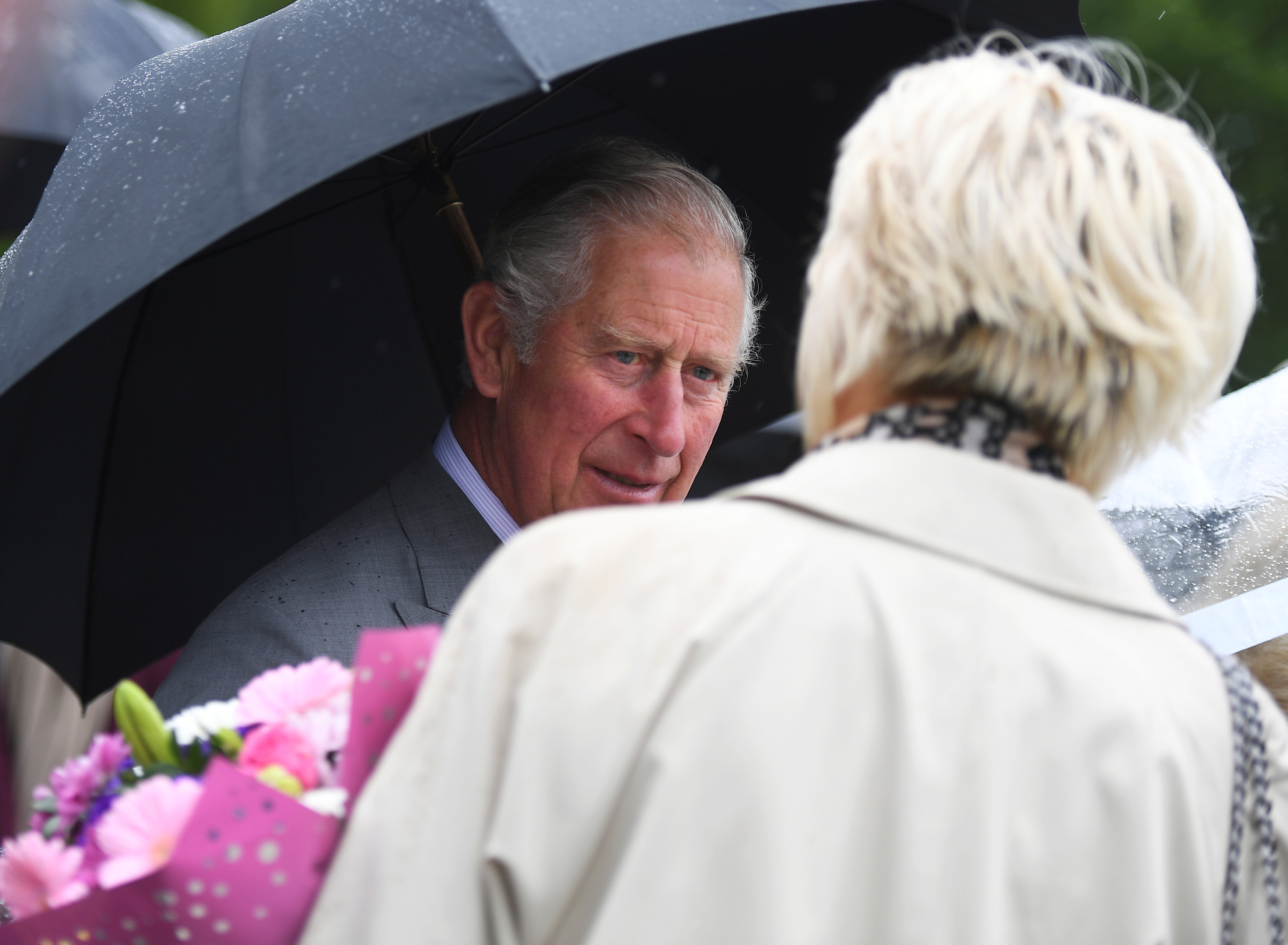 El príncipe Carlos niega haber influido en investigación sobre obispo pederasta