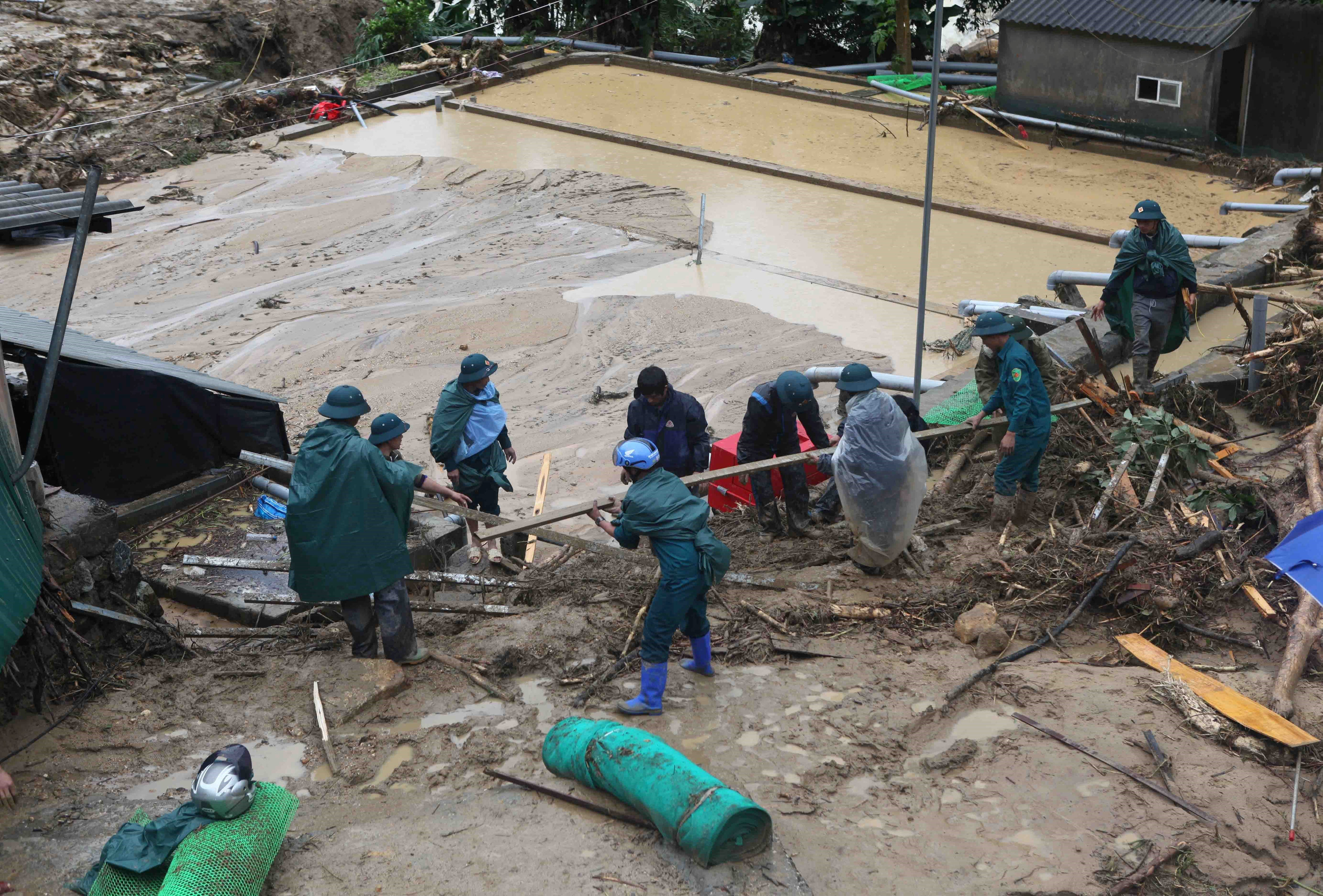 Al menos siete muertos, cinco heridos graves y 12 desaparecidos por inundaciones en Vietnam