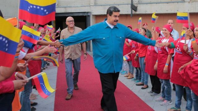Maduro sobrevive en el poder pese al fracaso económico