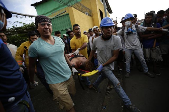 NI6042. MASAYA (NICARAGUA), 02/06/2018.- Un manifestante herido es atendido por médicos durante una manifestación en la ciudad de Masaya (Nicaragua) hoy, sábado 02 de junio de 2018, durante el día número 46 de protestas en contra del gobierno de Daniel Ortega. La Policía de Nicaragua reportó hoy dos muertos, dos heridos y 11 detenidos en el marco de las protestas contra el Gobierno de Daniel Ortega. EFE/Bienvenido Velasco