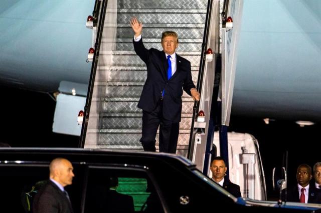 US President Donald J. Trump walks off Air Force One as he arrives at the Paya Lebar Air Base in Singapore, 10 June 2018. US President Donald J. Trump and North Korean leader Kim Jong-un are scheduled to meet at the Capella Hotel for a historic summit on 12 June 2018. (Singapur, Singapur, Estados Unidos) EFE/EPA/JIM LO SCALZO