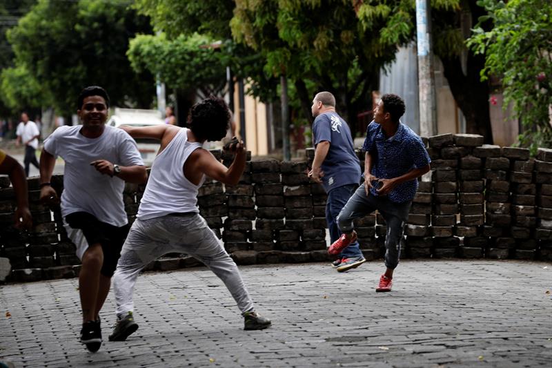 Policía y parapoliciales atacan a opositores en varias ciudades de Nicaragua