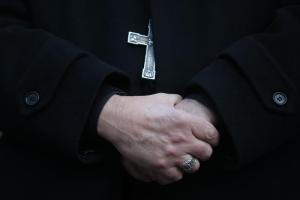 Demandan a una diócesis y su exobispo en EEUU por emplear a curas pedófilos