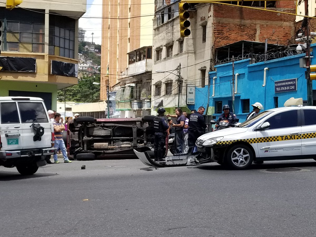 Aparatoso accidente se registró en la avenida Lecuna #16Jun (foto)