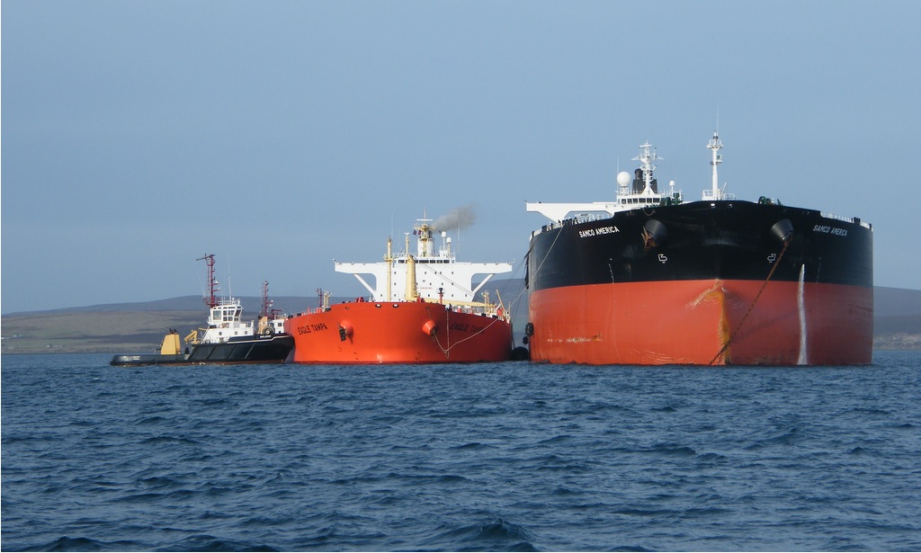 Como Piratas del Caribe, Pdvsa transfiere cargas barco a barco en mar abierto