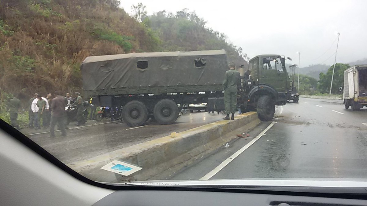 Fuerte tranca por choque entre camión de la GNB con una camioneta en la ARC #7Jun