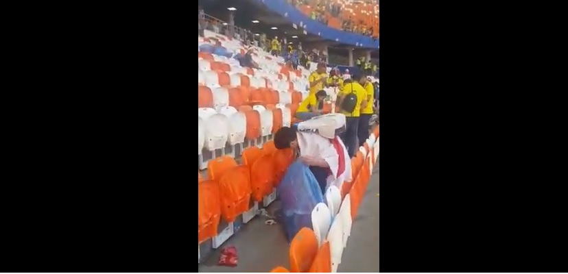 ¡Memorable! Hinchas de Japón recogieron los desperdicios en las gradas tras la victoria (VIDEO)